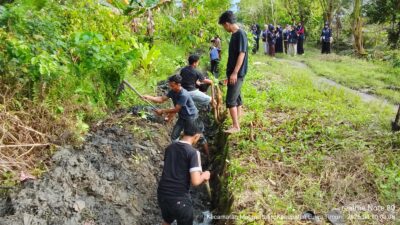 Pemdes Sindu Agung Bersama Warga dan Mahasiswa KKN UMP Dukung Program “Jumat Bersih Juara”