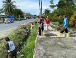 Jumat Bersih Juara, Pemdes Wonorejo Fokus Bersihkan Drainase di Jalan Poros