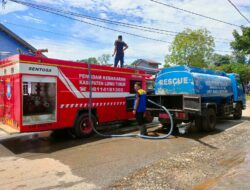 Sigap Tangani Banjir Bercampur Lumpur di Baruga, Damkar Lutim Hadir Bantu Warga