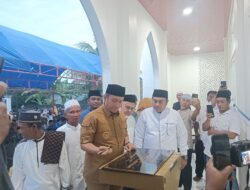 Penandatanganan Prasasti oleh Bupati Luwu Timur Tandai Peresmian Masjid Baitul Hikmah Tomoni