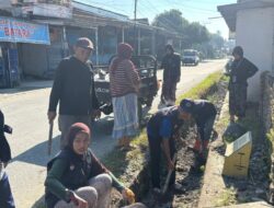 Jumat Bersih Juara, Pemdes Mulyasri Bersama KKN UMP Bersihkan Drainase Jalan Trans Sulawesi