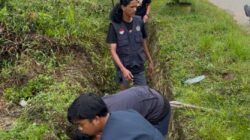 Kolaborasi Mahasiswa KKN dan Warga Desa Lagego Bersihkan Drainase Lewat Program Jumat Bersih Juara