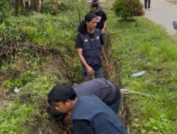 Kolaborasi Mahasiswa KKN dan Warga Desa Lagego Bersihkan Drainase Lewat Program Jumat Bersih Juara