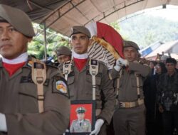 Beri Penghormatan Terakhir, Asisten I Pemkab Lutim Pimpin Pelepasan Jenazah Anggota Satpol PP