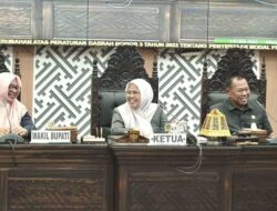 Hadiri Paripurna DPRD, Wabup Puspawati Jawab Pandangan Umum Fraksi soal Ranperda Perumdam Waemami