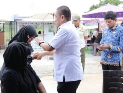Bupati Luwu Timur Bantu Ibu Penjual yang Tidur di Lapak Bersama Anak Balitanya