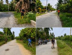 Jumat Bersih Juara “Aparat Desa Sumber Alam Fokus Membersihkan Tepi Jalan Desa”