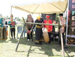 Wahidin Wahid Buka Festival Budaya Rakyat Desa Teromu dengan Pemukulan Gong Adat
