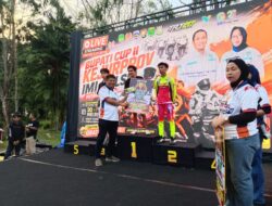 Ketua DPRD Luwu Timur Serahkan Hadiah Juara Umum Kategori Non Prestasi di Bupati Cup II Kejurprov IMI Sulsel