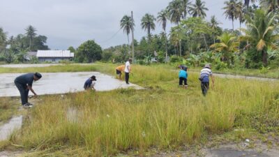 Semangat Gotong Royong dalam Jum’at Bersih Juara dan Penyaluran BLT-DD Triwulan I Desa Lakawali
