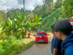 Damkar dan Warga Bersihkan Material Longsor, Jalan Desa Cendana Kini Bisa Dilalui Roda Empat
