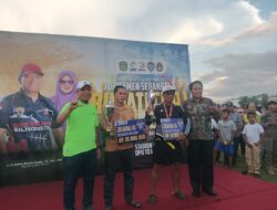 Sarkawi Hamid Bersama Sekda Lutim Serahkan Hadiah Pemain Terbaik Bupati Cup I 2026