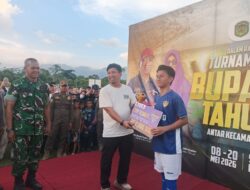 Kadis Parmudora Lutim Serahkan Hadiah Pemain Terbaik Bupati Cup I 2026