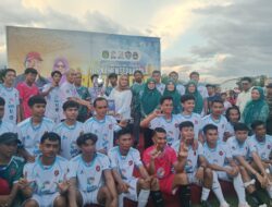 Malili United Raih Juara Dua, Camat Malili Terima Hadiah dari Ketua PKK Lutim di Bupati Cup I 2026