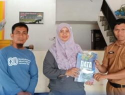 Disdukcapil Luwu Timur Serahkan Buku Data Agregat Kependudukan Semester II 2025 ke 10 Kecamatan