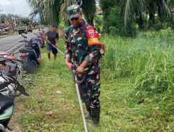 Babinsa Koramil Mangkutana dan Warga Tadulako Gotong Royong Bersihkan Bahu Jalan Trans Sulawesi