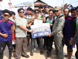 Kadis Parmudora dan Kasatpol PP Serahkan Hadiah Juara III Lomba Perahu Naga HUT ke-23 Luwu Timur