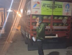 Malam Hari, Camat Tomoni Pantau Pembongkaran dan Penyaluran LPG 3 Kg di Pangkalan Hamka