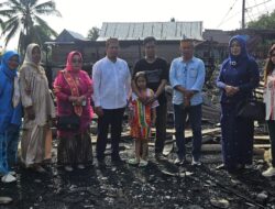 Anggota DPRD Luwu Timur Rusdi Layong Tinjau Lokasi Kebakaran dan Serahkan Bantuan