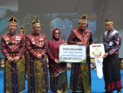 HUT Lutim 23 Tahun, Ketua DPRD Luwu Timur Dampingi Penyerahan Truk dan Kontainer Sampah dari PT Citra Lampia Mandiri
