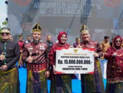 Gubernur Sulsel Serahkan Bantuan Keuangan Rp15 Miliar untuk Luwu Timur di HUT ke-23