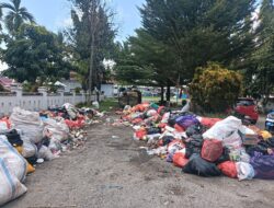 Sampah Berserakan di Samping Kantor Camat Tomoni, Masyarakat Diminta Tingkatkan Kesadaran Kebersihan