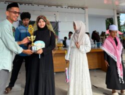 Camat Tomoni Serahkan Langsung Hadiah Juara 1 kepada SDN 175 Kawarasan pada Karnaval 1 Muharram 1448 H