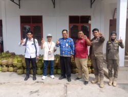 Kadis Disdakop-UKMP Luwu Timur Tinjau Penyaluran 310 Tabung LPG 3 Kg di Desa Mulyasri