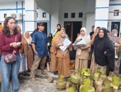 Disdakop-UKMP Luwu Timur Awasi Penyaluran 200 Tabung LPG 3 Kg di Desa Wonorejo Timur