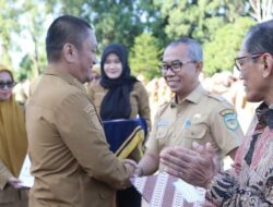 Bupati Irwan Serahkan SK Pensiun 14 ASN Purna Bhakti, 2 Diantaranya Kepala Dinas