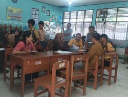 Kepala Desa Pancakarsa Dampingi Warga Daftar di SMA Negeri 4 Luwu Timur