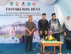 Pj. Kades Wonorejo Timur Potong Tumpeng Didampingi Sekda Luwu Timur, Camat Mangkutana, dan Ketua BPD pada HUT ke-14 Desa