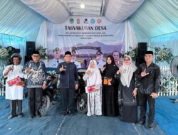 Hadiri HUT ke-14 Desa Wonorejo Timur, Bupati Irwan Serahkan Motor Dinas kepada Petugas Keagamaan