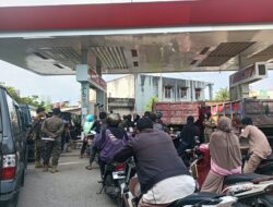 Personel Satpol PP Kecamatan Tomoni Perketat Pengawasan di SPBU Tomoni