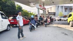 BKO Satpol PP Tomoni, Satpol PP Tomoni Timur, dan Pemerintah Kecamatan Tomoni Awasi Penyaluran Pertalite di SPBU Tomoni