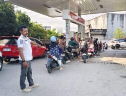 BKO Satpol PP Tomoni, Satpol PP Tomoni Timur, dan Pemerintah Kecamatan Tomoni Awasi Penyaluran Pertalite di SPBU Tomoni