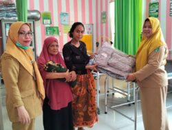 Puskesmas Bonepute Serahkan Paket Persalinan dan Akta Kelahiran kepada Pasien Pasca Melahirkan