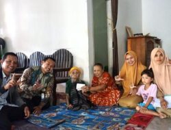 ‎Tak Mampu Berjalan, Nenek Sumarni Terharu Saat Bantuan Kartu Lansia Diantar Langsung ke Rumah‎