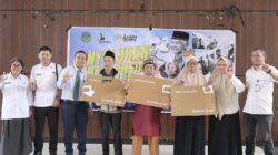 Tak Lagi Bingung Biaya Berobat, Lansia Tomoni Sambut Bantuan dengan Air Mata Syukur