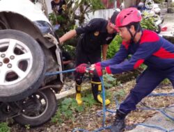 Mobil Terperosok ke Drainase di Desa Tampinna, Damkar Angkona Bergerak Cepat Lakukan Evakuasi