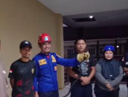 Regu 03 Mako Damkar Evakuasi Ular Hitam di Rusun Polres Malili