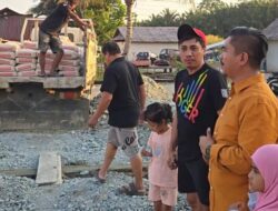 Firman Udding Bersama Jemaah Masjid Al Amin Paorebbae Patungan 120 Sak Semen untuk Bangun Kembali Rumah Korban Kebakaran