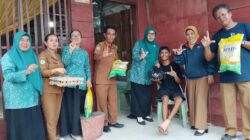 Pemkab Luwu Timur Melalui Pemdes Rante Mario dan TP PKK Bantu Korban Kecelakaan Armada Pengangkut Sampah