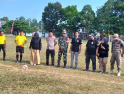 Semarak HUT RI ke-81, Kapolsek Mangkutana Hadir Beri Semangat Pemain Sepak Bola Antar Desa