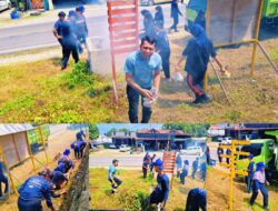 Staf Kecamatan Wotu Bersama Anggota Paskibra Gelar Aksi Bersih Lapangan Gaswo Jelang HUT RI