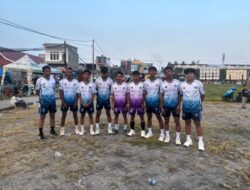 Semarak HUT RI ke-81, Pemain Bola Voli Putra Desa Sumber Alam Tampil Gemilang di Lapangan Tomoni