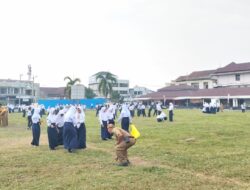 Semarak HUT RI ke-81, Siswa dan Guru Kompak Bersihkan Lapangan Tomoni