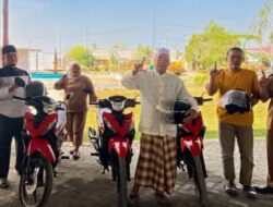 Bupati Lutim Dorong Penguatan Pelayanan Keagamaan, Pemdes Sumber Agung Serahkan Motor Operasional