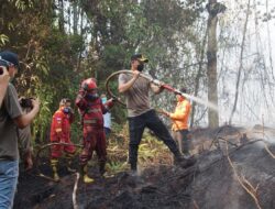 Kapolres Luwu Timur Turun Langsung Padamkan Karhutla di Puncak Indah