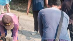 Pemdes Lestari Perbaiki Jalan Berlubang dengan Pengecoran, Kades Suharno Turun Langsung